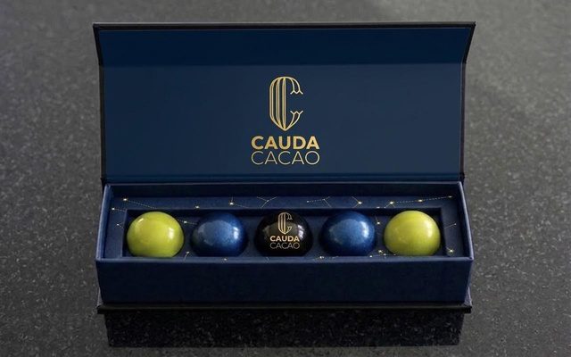 Estuche con bombones de colores